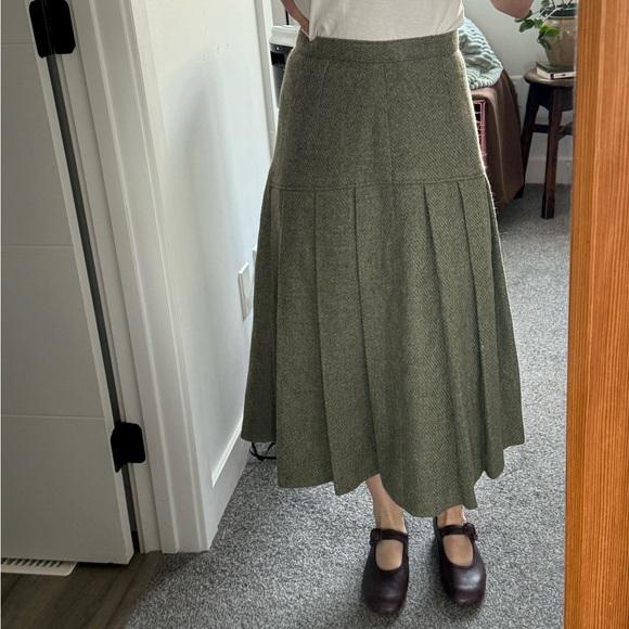 Elegant Green Pleated Skirt - Picture 1 of 13
